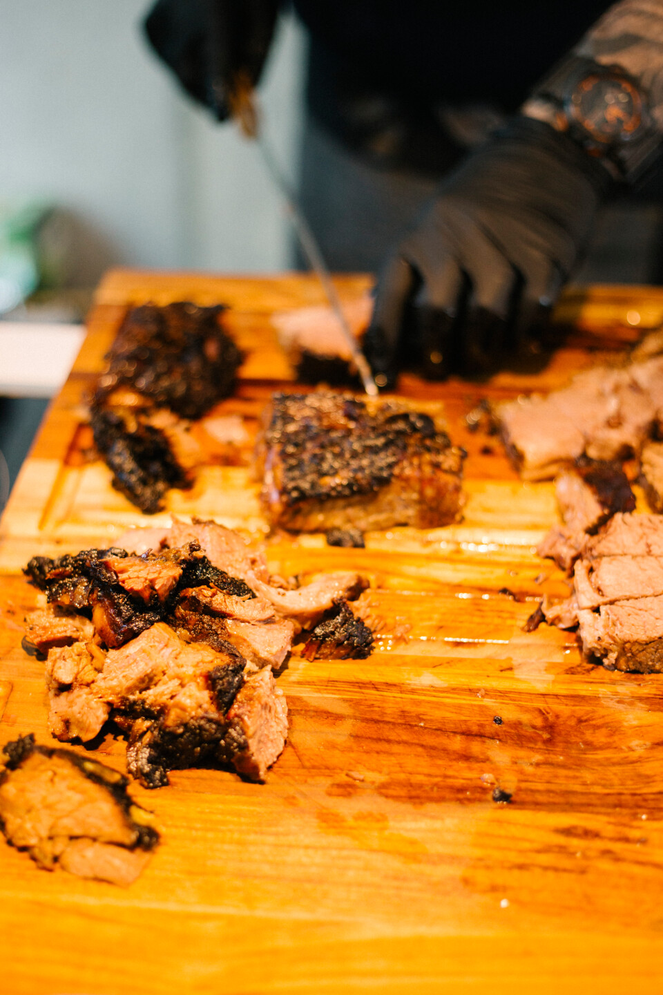 Das Brisket wird in feine Scheiben geschnitten