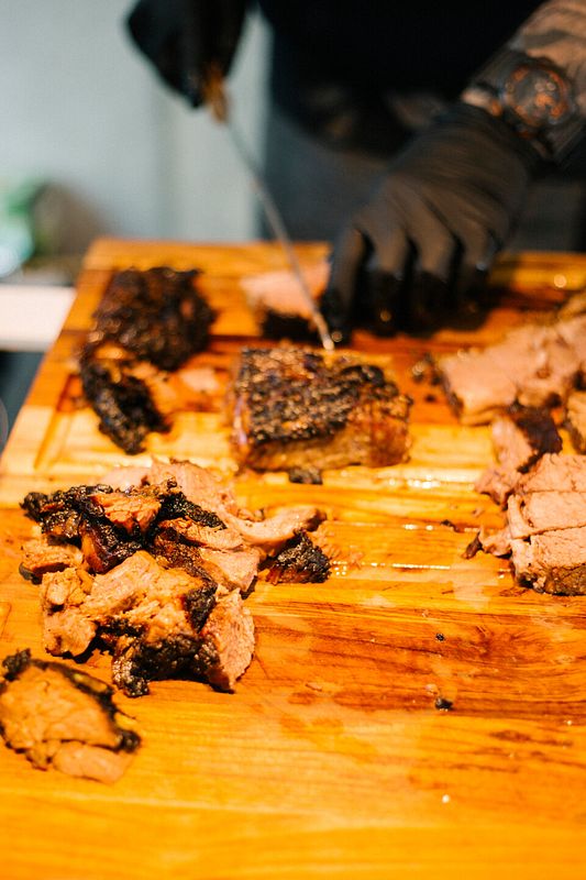Das Brisket wird in feine Scheiben geschnitten