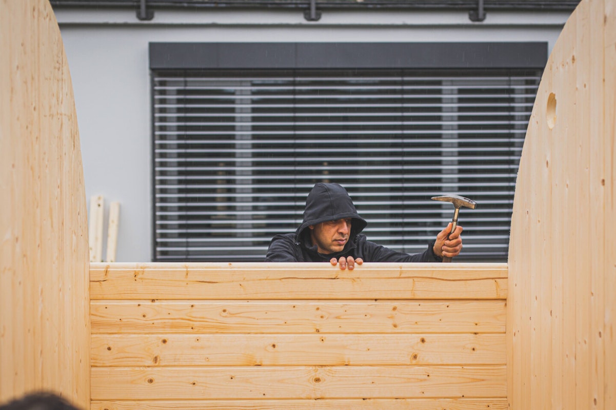 Seitenwand Blockbohlen Die Seitenwände werden aus den einzelnen Blockbohlen zusammengesetzt