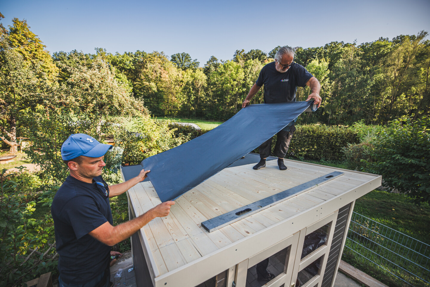 Das Dach wird mit selbstklebenden Alu-Dachbahnen gegen Wasser versiegelt.