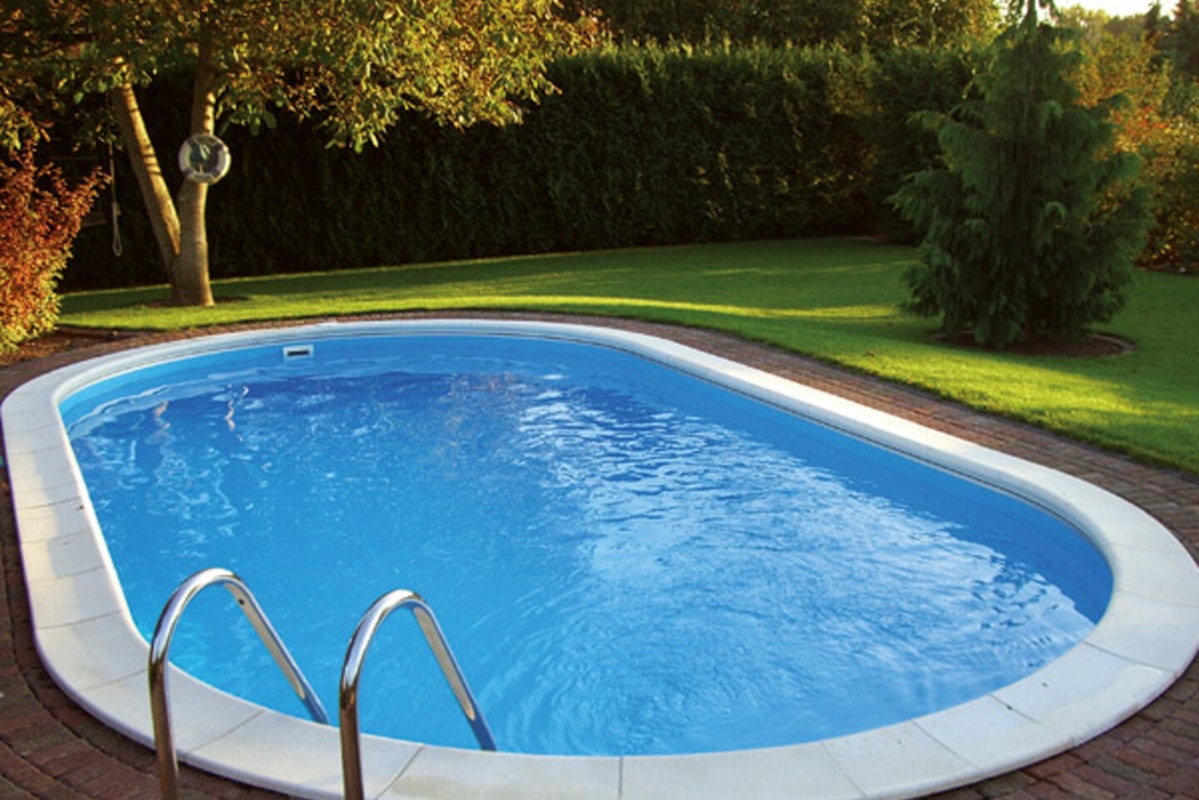 Der eigene Pool im Garten Eibaupool in einem Garten mit Bepflanzubg