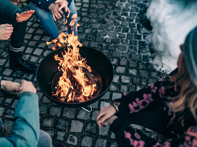 Winterabend an der Feuerschale