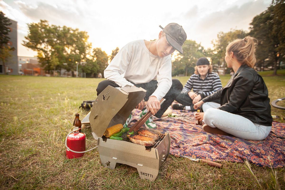 Ein kleinerer Gasgrill kann problemlos mit zum Picknick draußen in der Natur genommen werden
