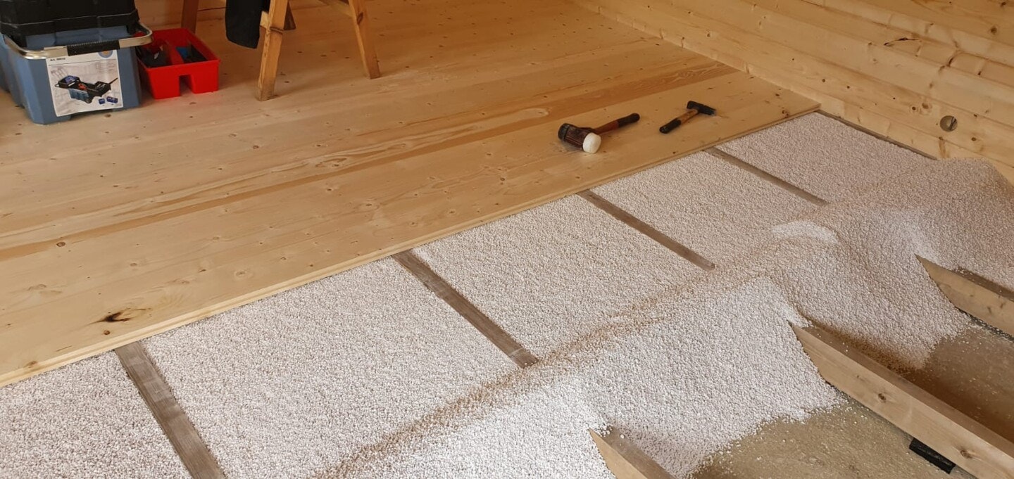 Verlegung des Fußboden Dämmungspakets für Gartenhäuser/Saunahäuser Verlegung des Fußboden Dämmungspakets für Gartenhäuser/Saunahäuser