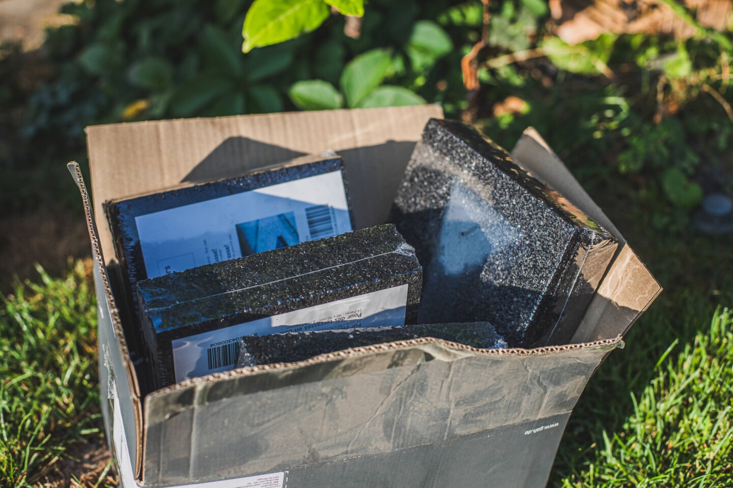 Das Gummigranulat nimmt keine Feuchtigkeit auf und setzt das Gartenhaus ein Stück vom Boden ab.