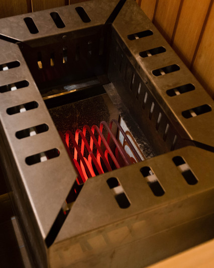 Ein Saunaofen mit mit glühenden Heizstäben