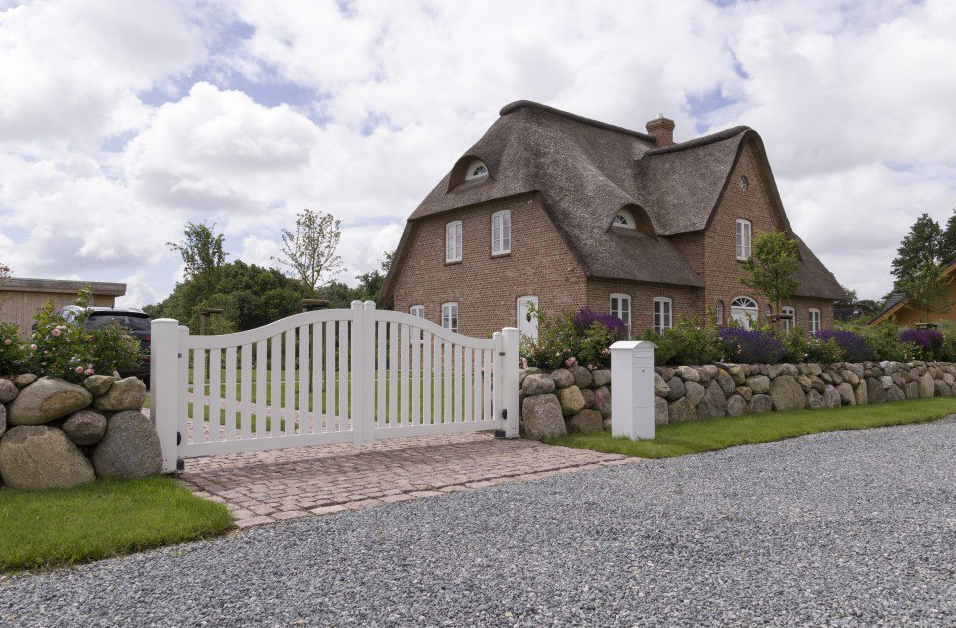 Elektrisch öffnenden Gartentor an großer Einfahrt