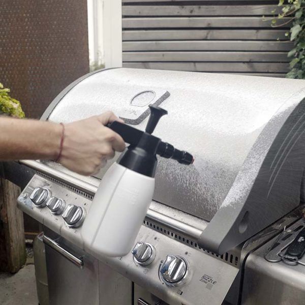 Reinigung eines Gasgrills mit Sprühreiniger