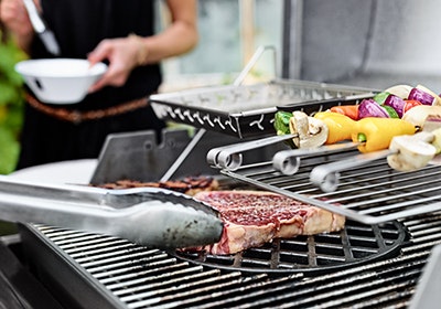 Steak anbraten Das Steak wird zuerst scharf angebraten