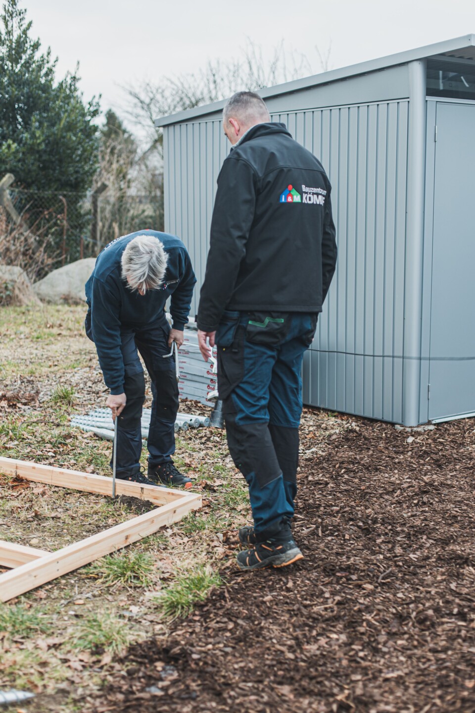 Der fertige Rahmen wird danach richtig ausgerichtet. Genau hier soll später das Gartenhaus stehen.