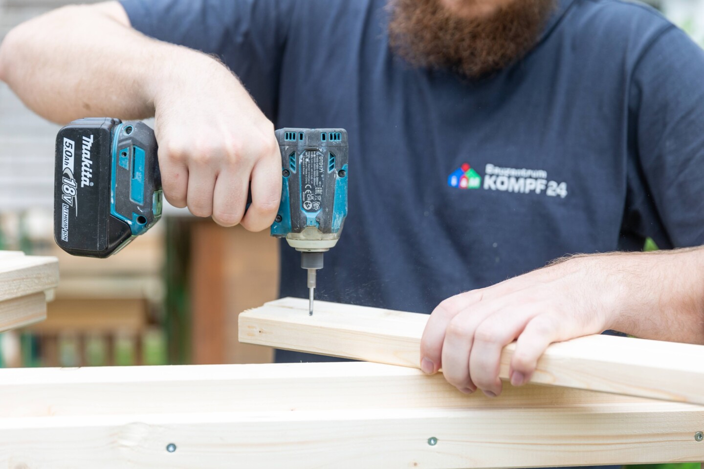 Alle Schraublöcher sollten vorgebohrt werden um Beschädigungen des Holzes zu vermeiden