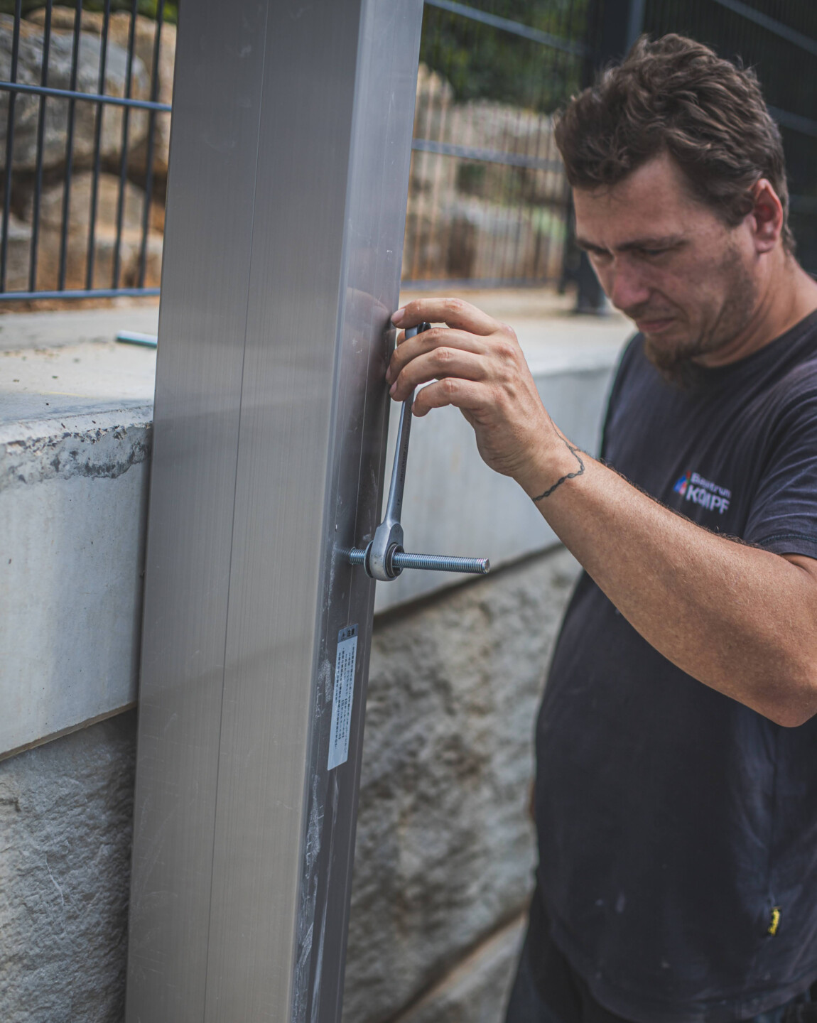 Die Pfosten müssen mit der Mauer verankert werden