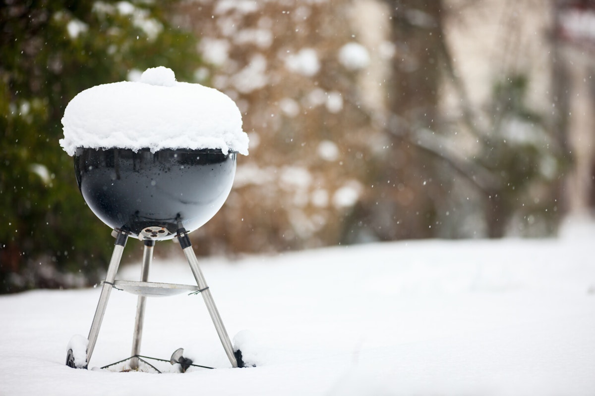 Kugelgrill im Schnee Unter Schnee begraben: Sie sollten Ihren Grill auf längere Zeit nicht der Witterung im Winter ausgesetzt lassen