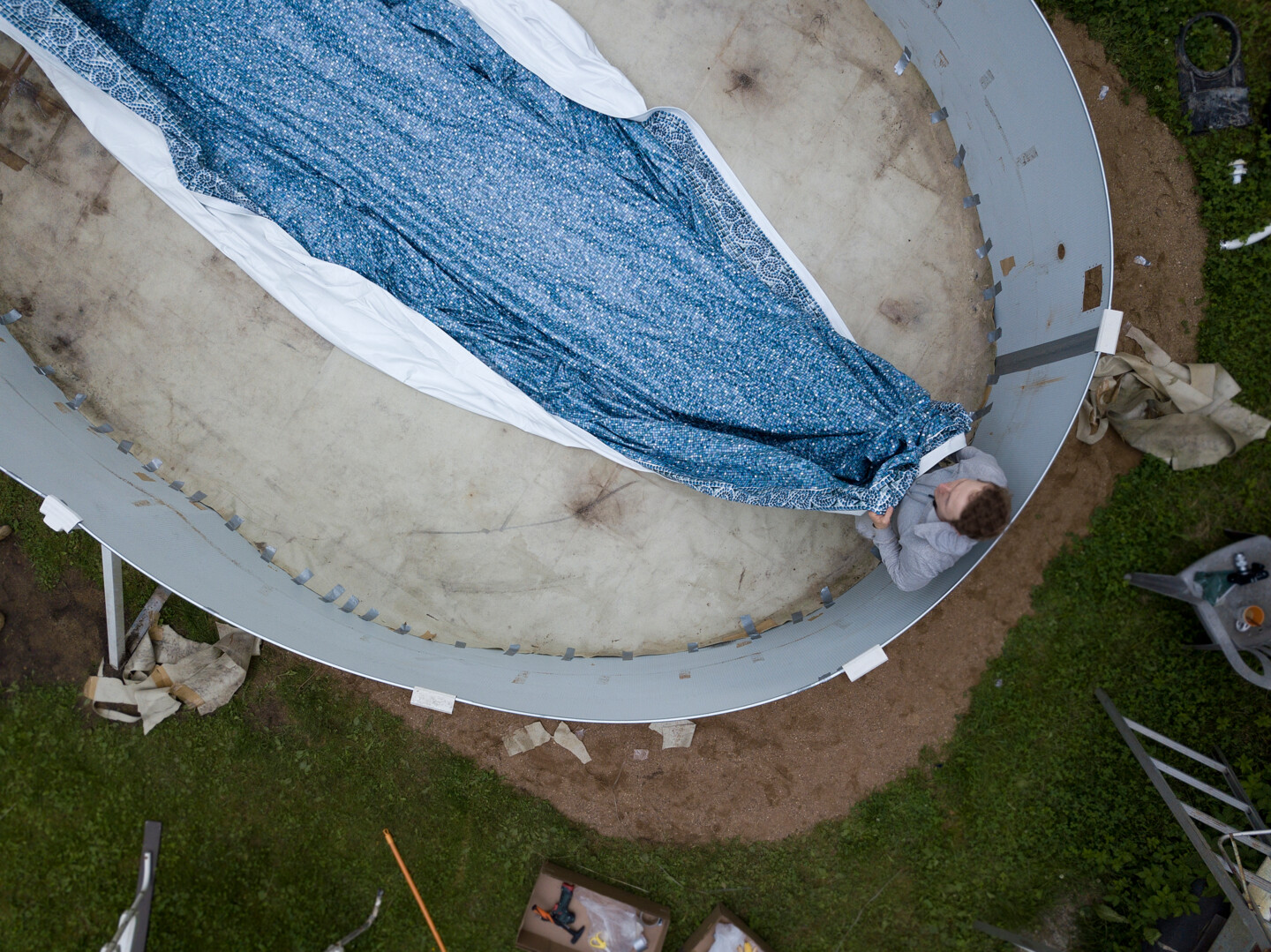 Ein Stahlwandpool ist recht schnell aufgebaut: erst werden die Wände ringsum errichtet und anschließend die Poolfolie im Inneren ausgelegt