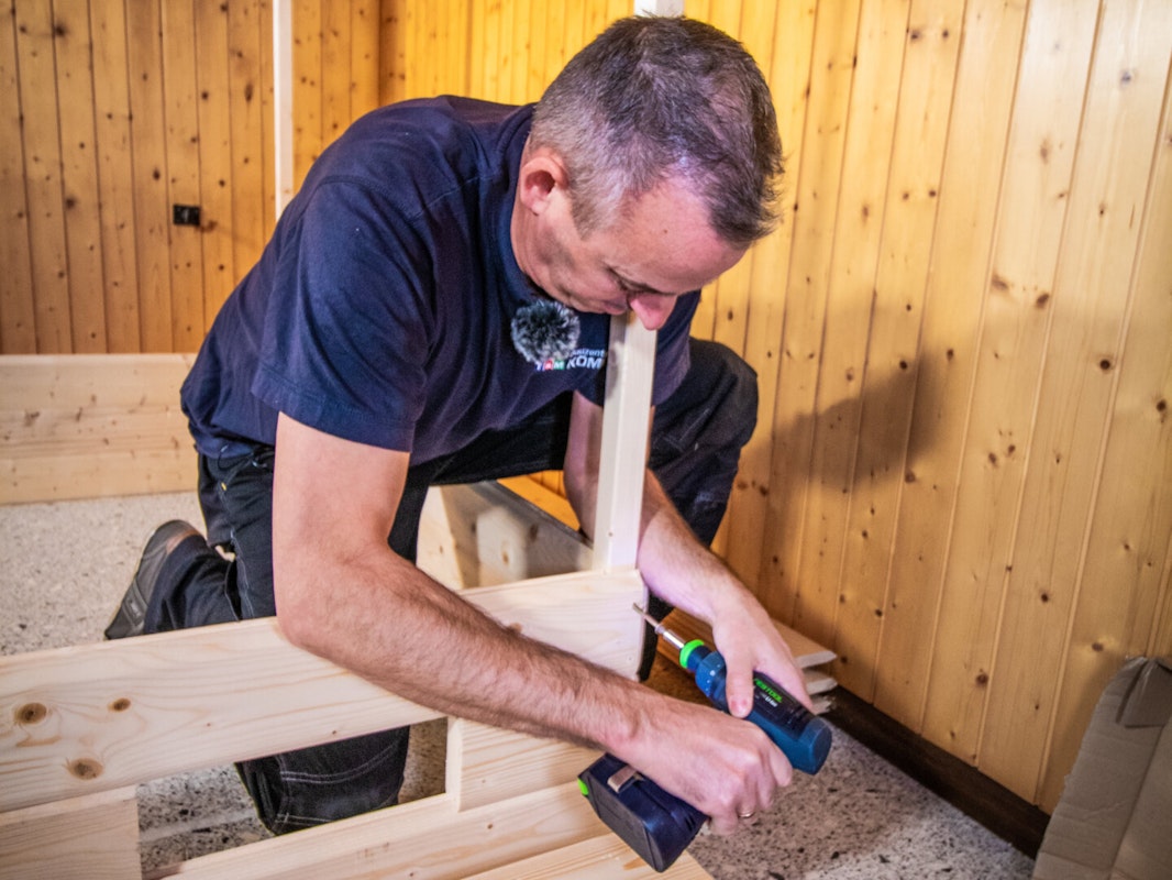 Montage einer Blockbohlensauna Saunamontage: Montageleiter Jens Schütt bei der Arbeit
