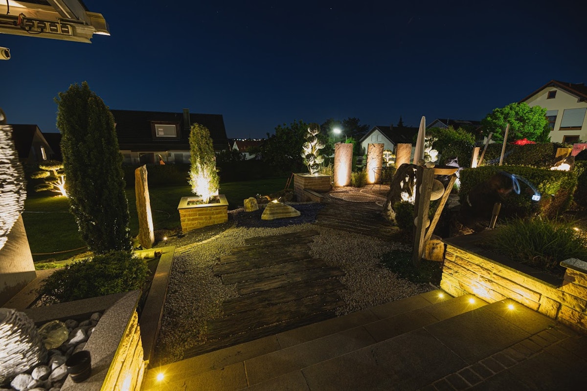 Dank Licht ein Blickfang: die Terrasse bei Dunkelheit Terrasse mit LED Spots beleuchtet