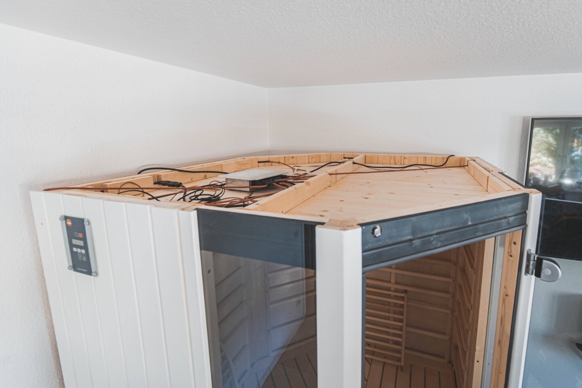 Decke der Kabine Infrarotkabine mit gecshlossener Decke und Verkabelung