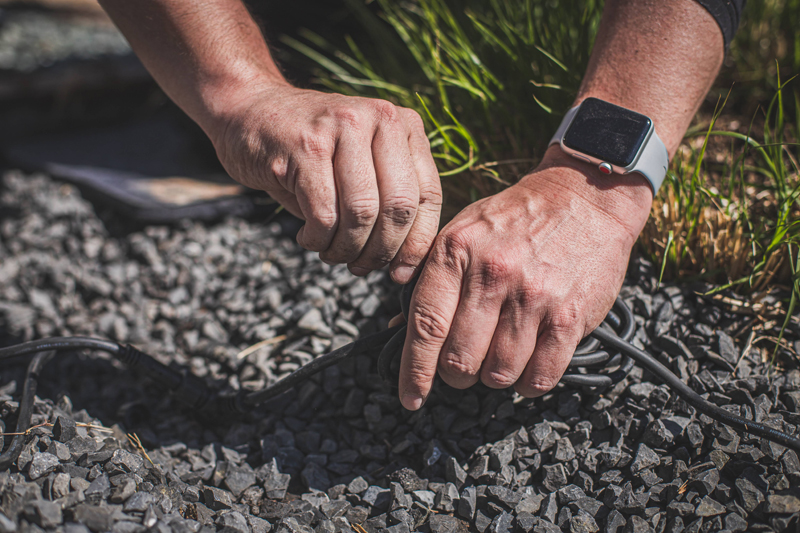 Oberirdisch verlegte Kabel können zum Beispiel im Kies versteckt werden