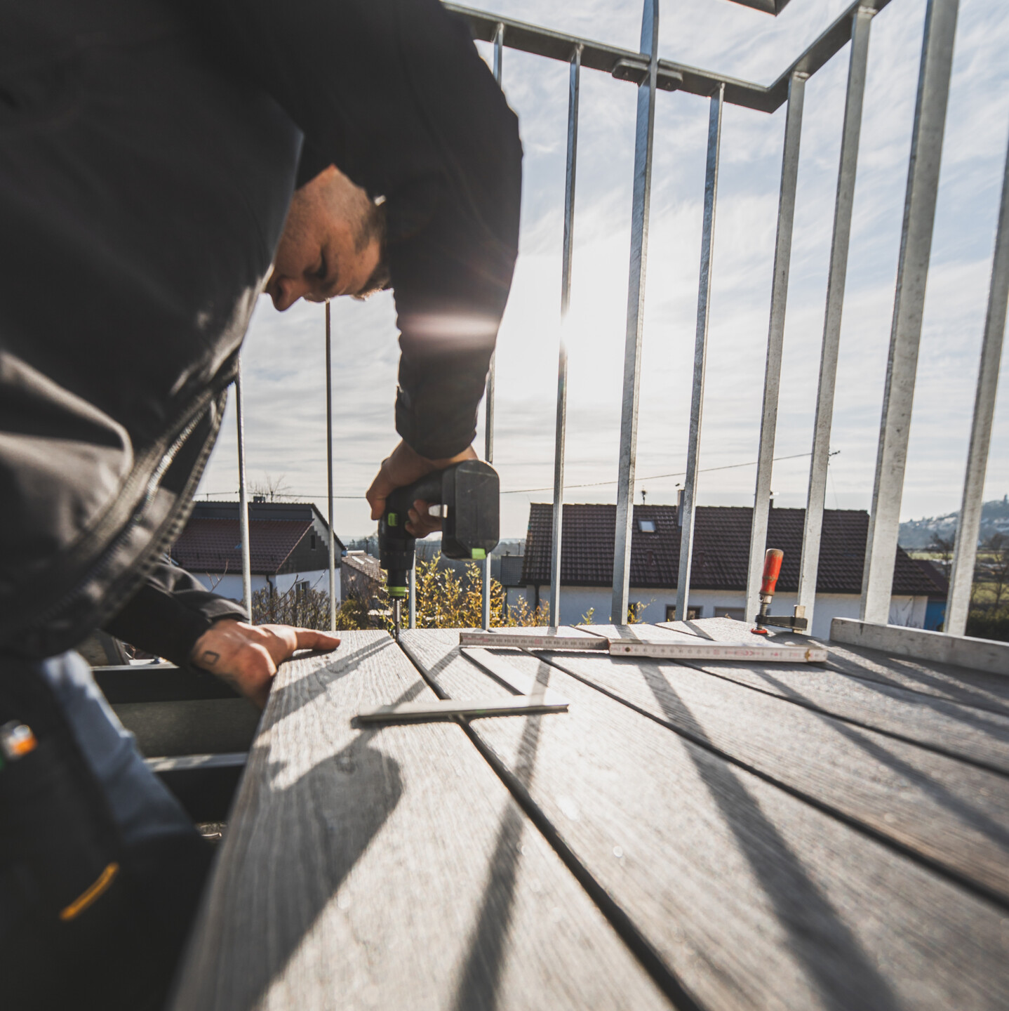 Die Terrassendielen werden mitd er Unterkonstruktion verschraubt