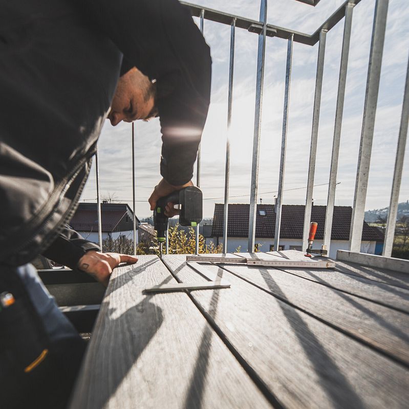 Die Terrassendielen werden mitd er Unterkonstruktion verschraubt