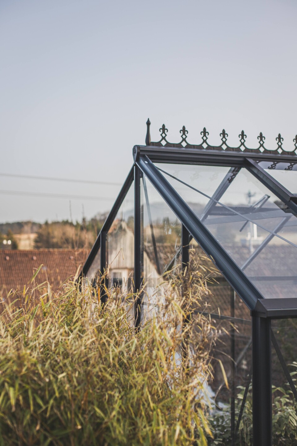 Zum Schluss werden noch Verzierungen sowie optionales Zubehör wie das Regenfallrohr angebracht