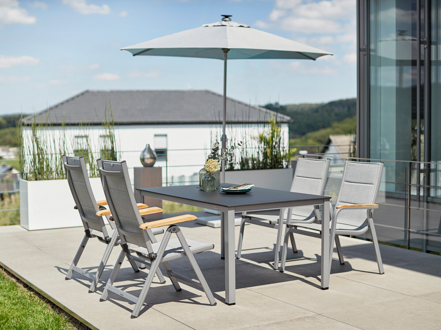 Die "Granada Padded" Gartenmöbel sind nicht nur zeitlos elegant, sondern auch äußerst komfortabel dank der atmungsaktiven Sitzflächen