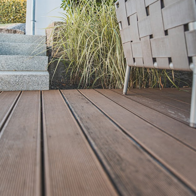 Reinigung einer Holzterrasse