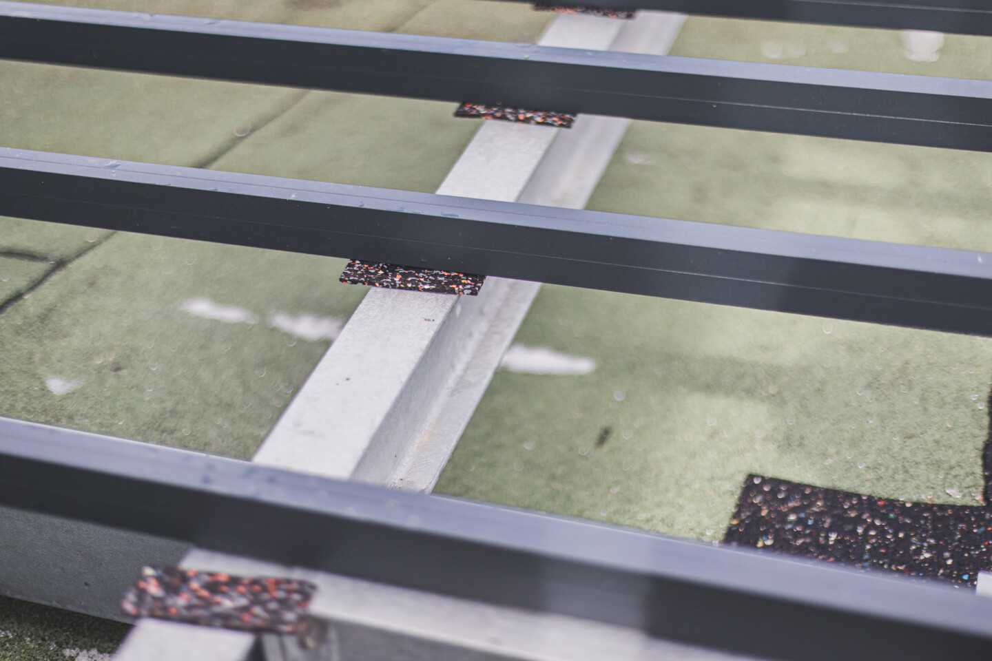 Die Gummipads dämpfen die Reibung des Metalls