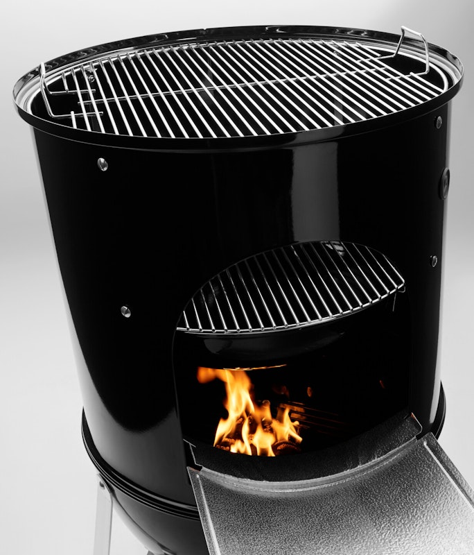 Aufbau des Wassersmokers Der Weber Smokey Mountain Wassersmoker ist vertikal aufgebaut und verfügt über eine Wasserschale sowie zwei Grillroste