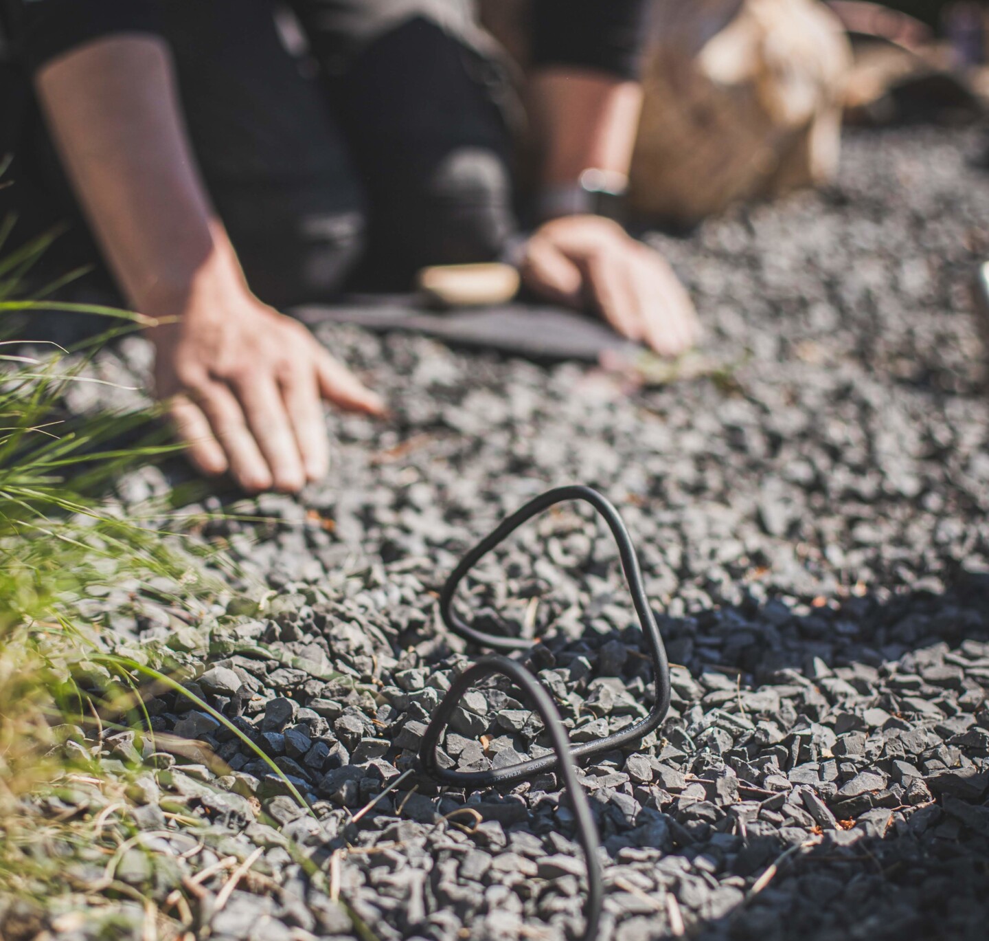 Kabel für Gartenbeleuchtung unter Kies verlegen