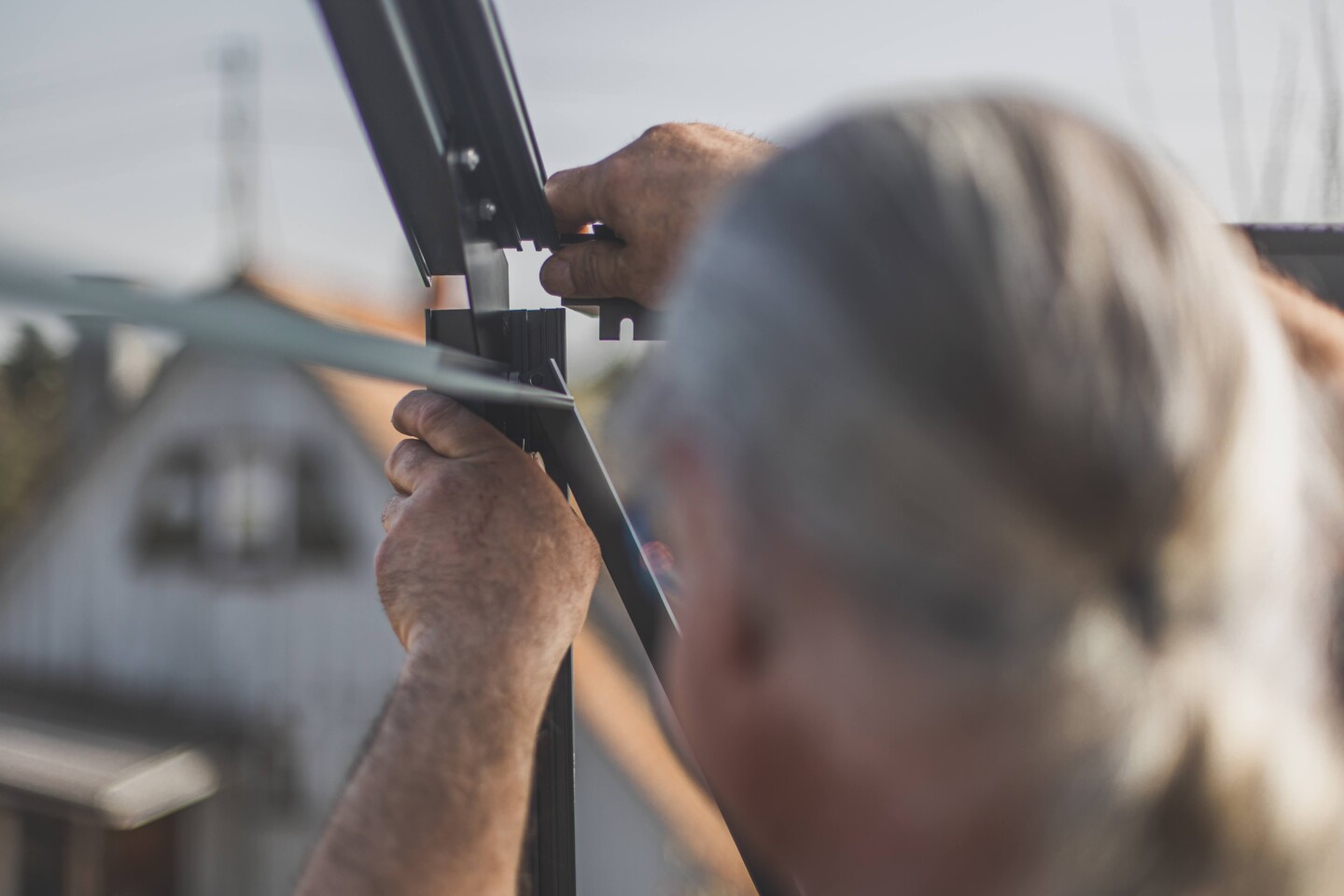 Die Elemente des Gewächshausrahmens werden zusammengesetzt