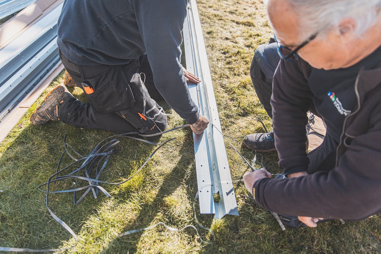 Biohort das Vorlegeband wird auf Dachbalken und First aufgeklebt
