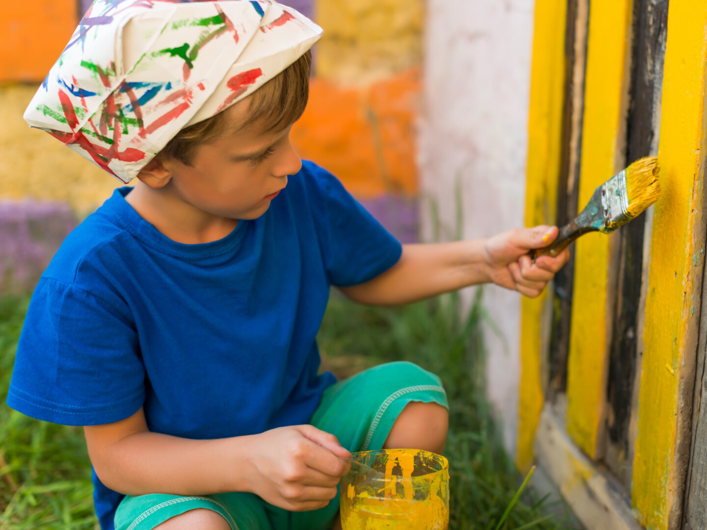 Kind hilft beim Streichen