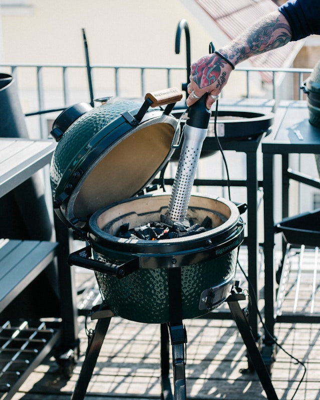 Big Green Egg anzünden Big Green Egg Kohle lässt sich besonders leicht mit dem Looft-Lighter entzünden