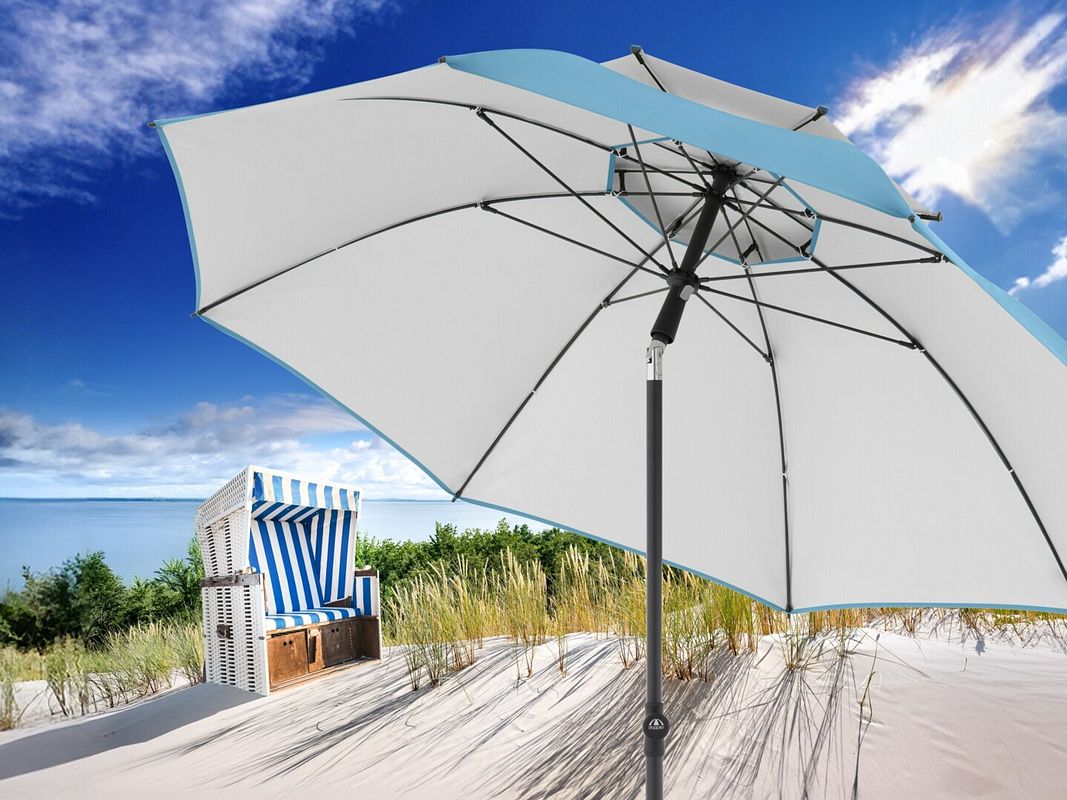 Mit passendem Schirm am Strand