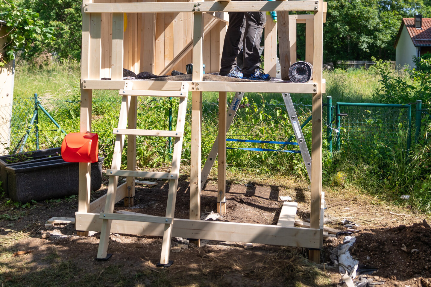 Eine kleine Leiter mit 4 Sprossen an einem Kinderspielhaus auf Stelzen