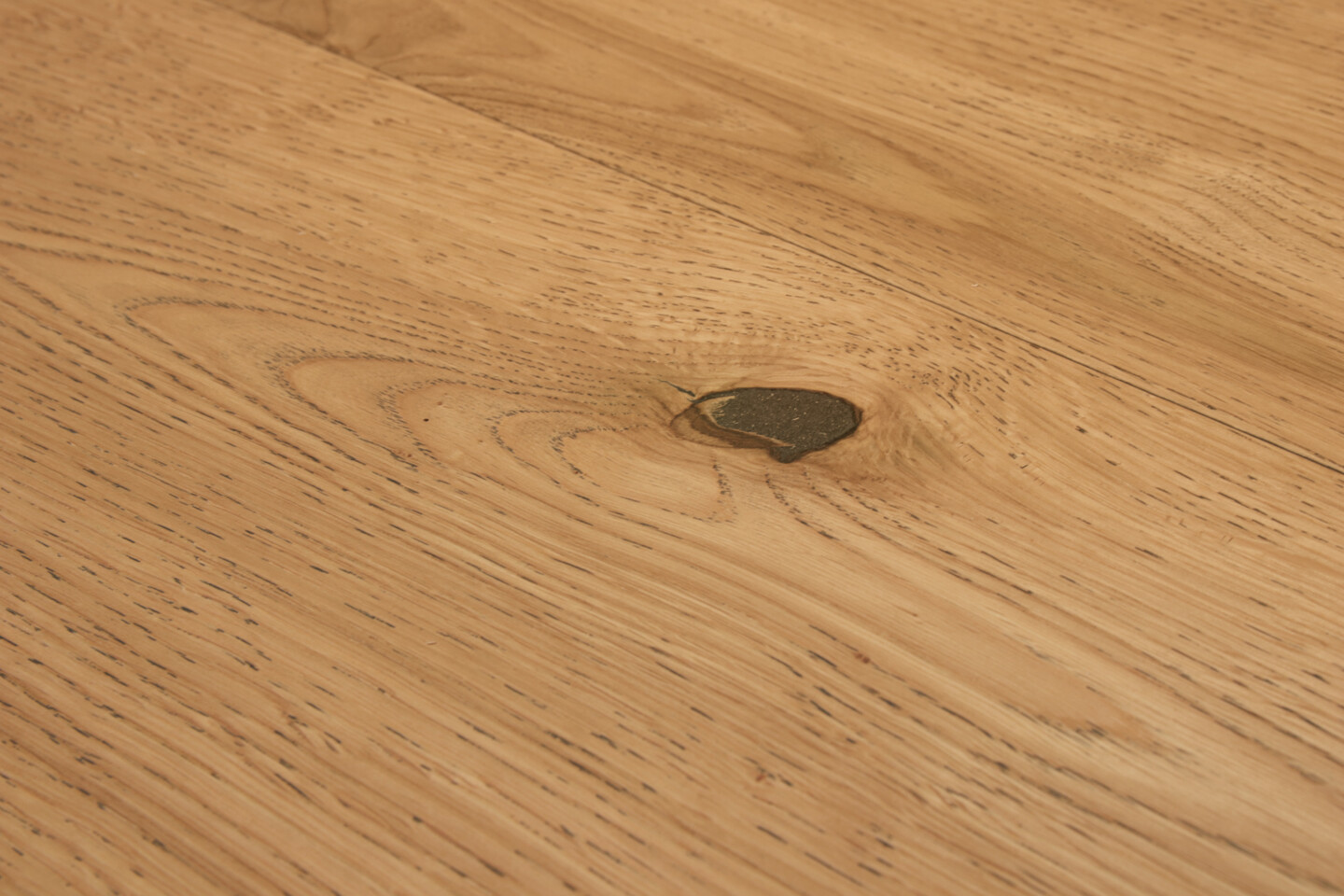 Der Boden aus Eichenholz hat einen betonten Holzcharakter