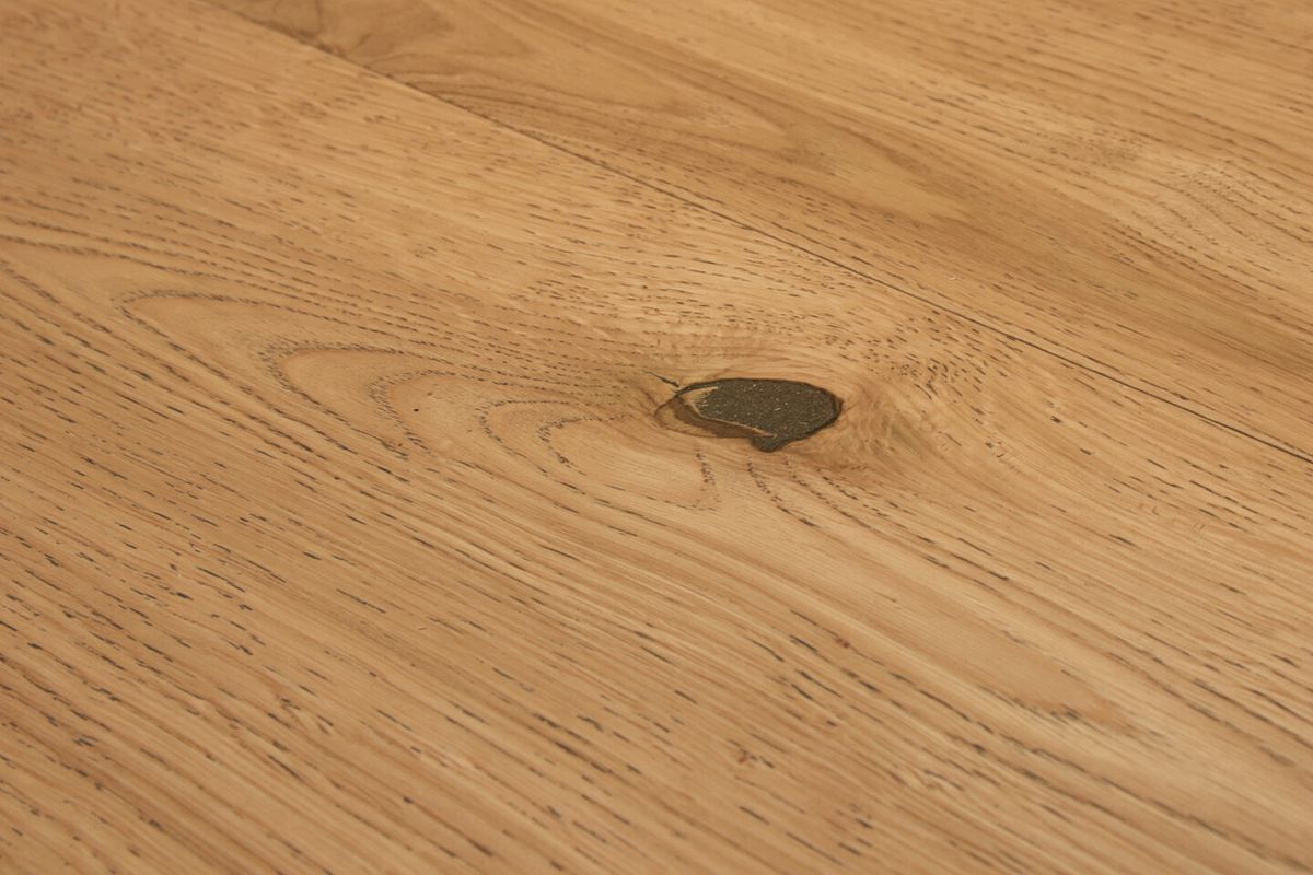 Der Boden aus Eichenholz hat einen betonten Holzcharakter
