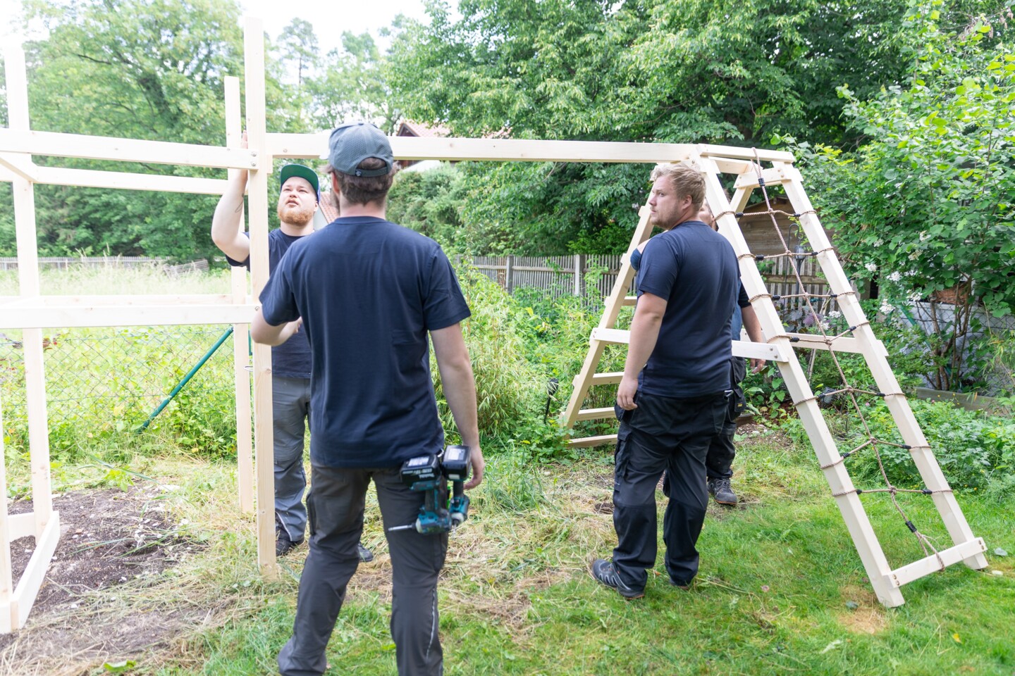 Sobald Stelzenhaus und Klettergerüst aufgestellt werden können, muss überprüft werden, dass die richtige Höhe und alle anderen Abmessungen eingehalten wurden