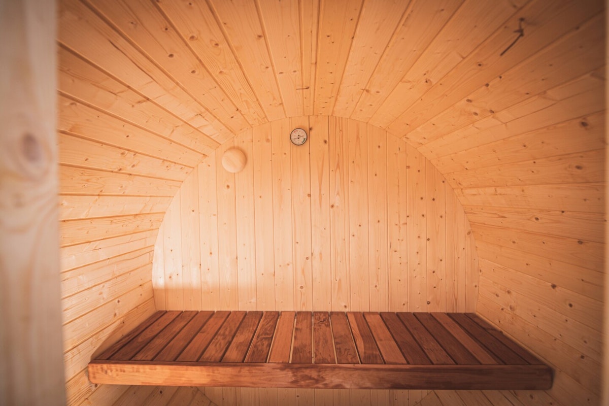 Saunathermometer Amaturen wie das Saunathermometer und Hygrometer werden zuletzt montiert.