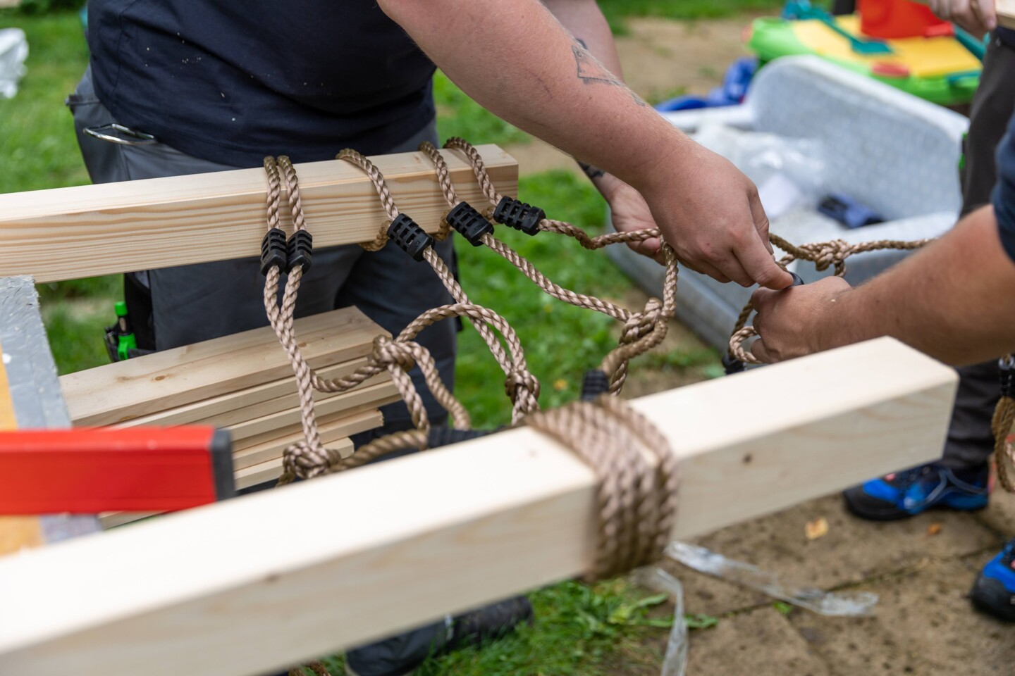 Das Kletternetz ist bereits vom Hersteller vorgefertigt