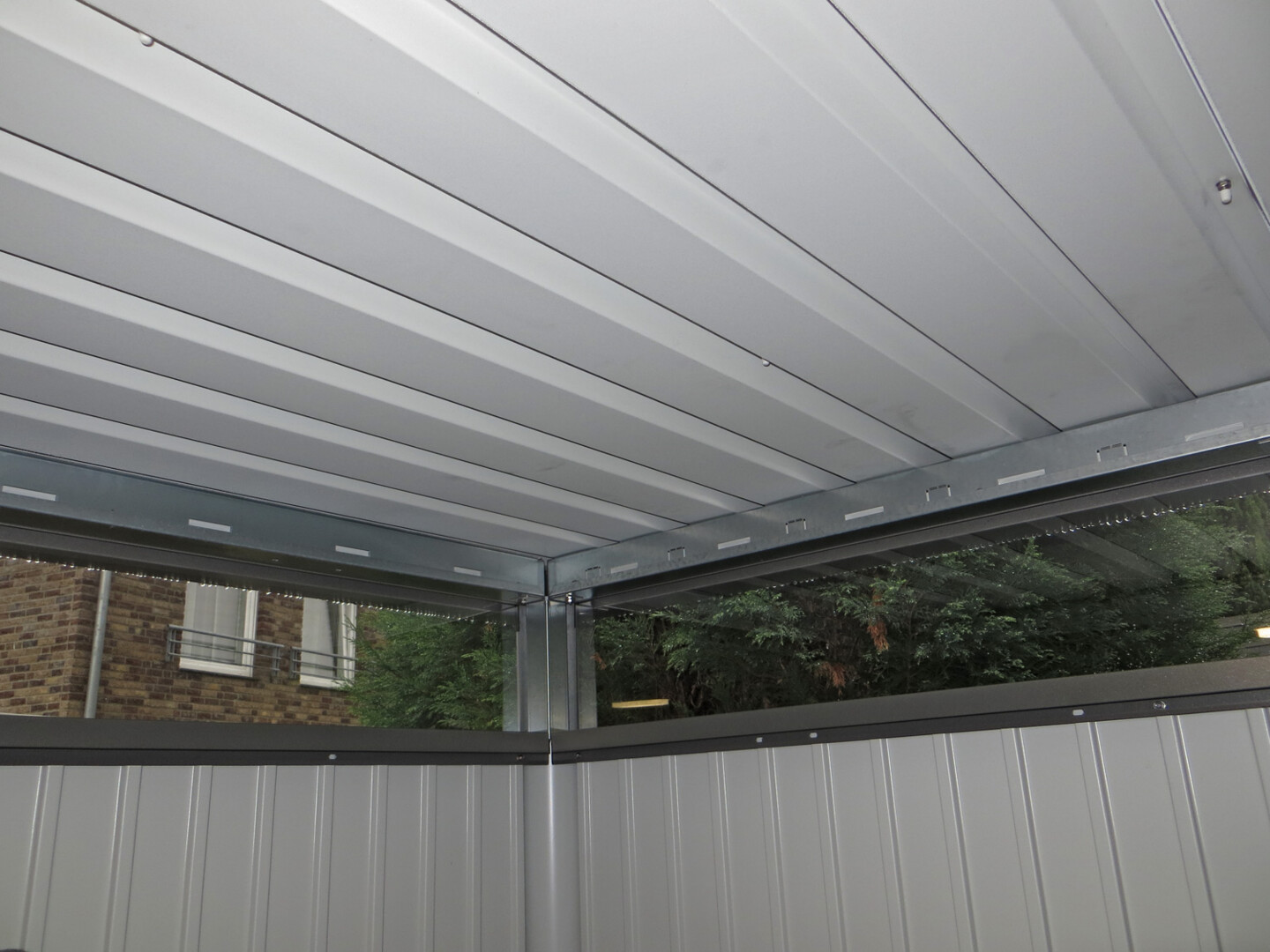 Dach des Gerätehauses von innen