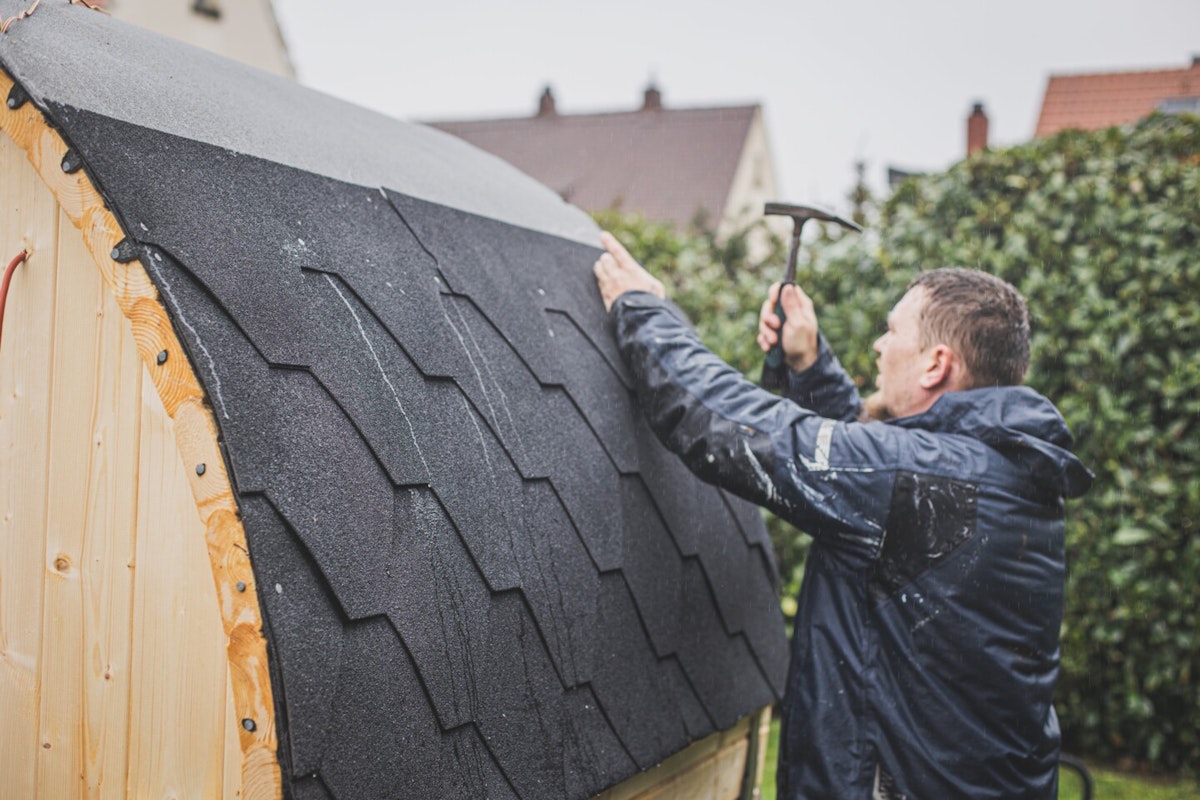 Doppelte Dacheindeckung Fasssauna Über die Dachplane werden Dachschindeln angebracht, die der Fasssauna ihren Look geben.