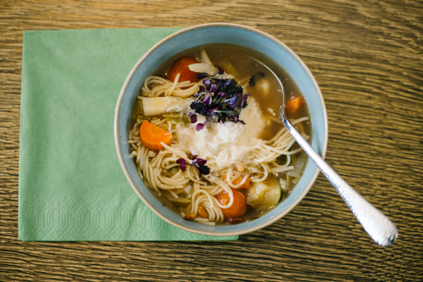 Eine echte italienische Minestrone mit Grillgemüse als Vorspeise