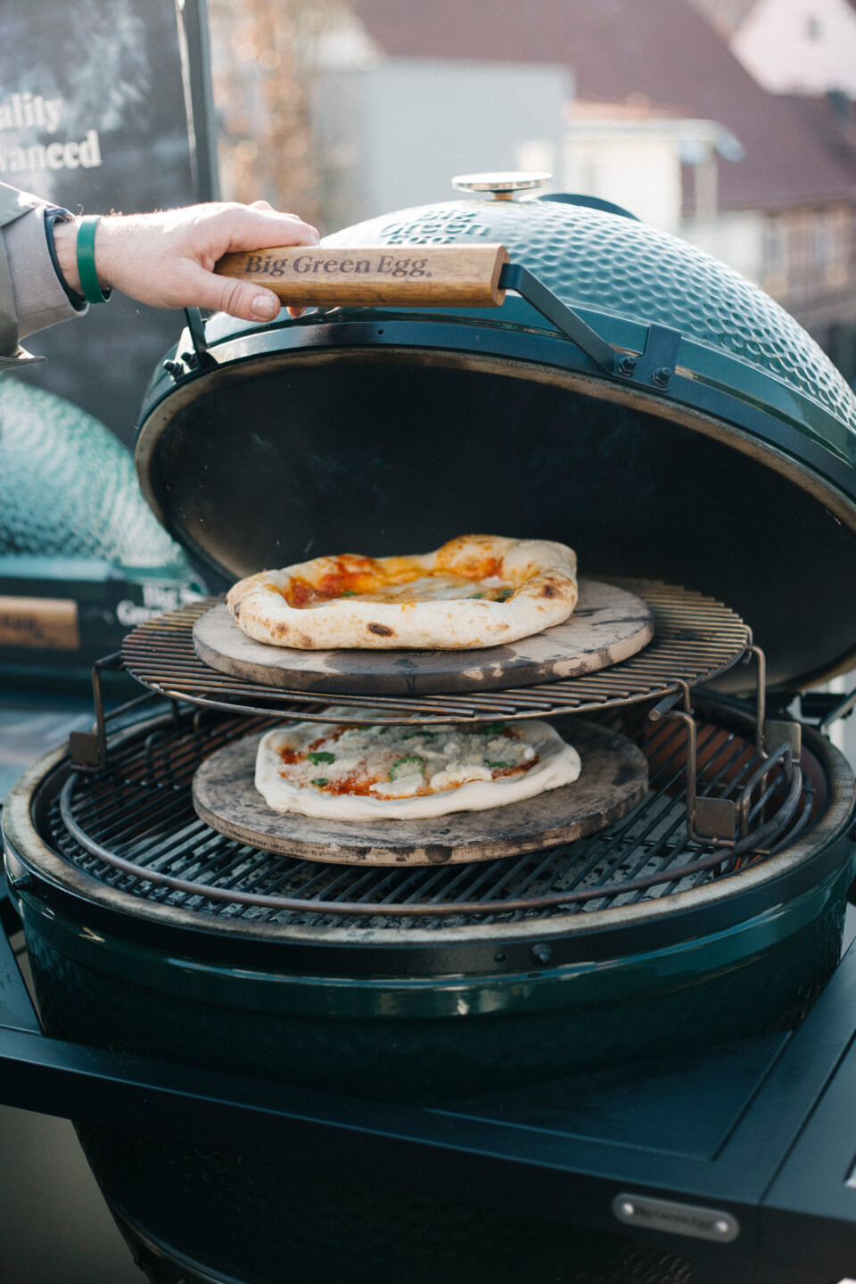 Mit dem Eggspander-Set für das Big Green Egg lässt sich auf zwei Ebenen backen