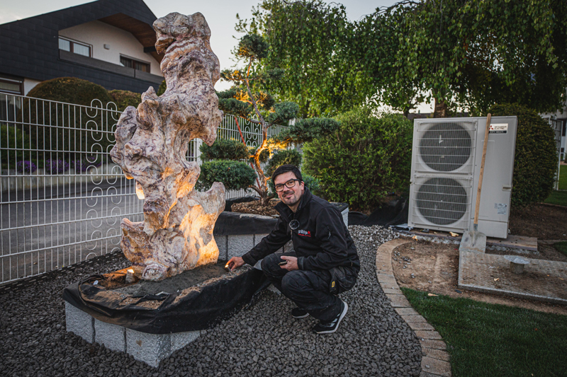 Nachdem der Anschluss fertig verlegt wurde, erstrahlt der kunstvolle Stein in neuem Licht