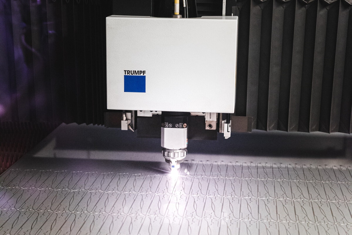 Trumpf Laserschneidemaschine Messerrohlinge werden von einem Laser präzise ausgeschnitten