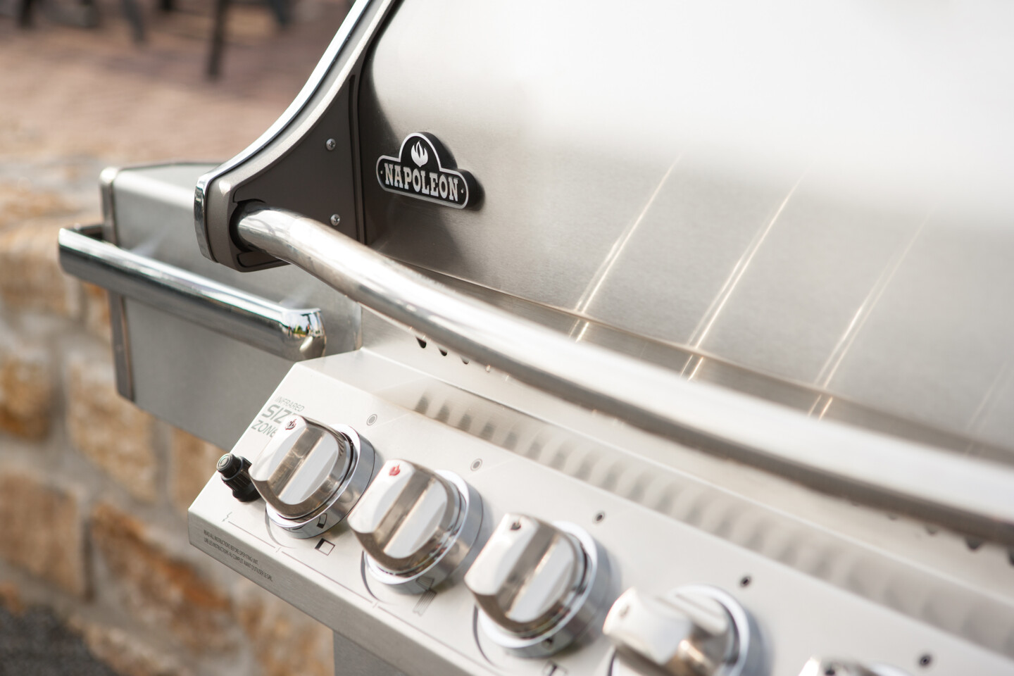 Ein neuer Gasgrill von Napoleon mit glänzender Oberfläche