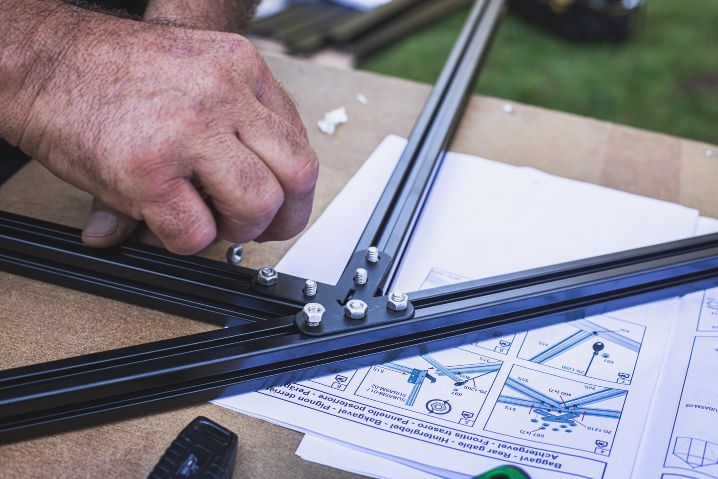 Der Gewächshausrahmen wird aus vielen Einzelteilen zusammengesetzt.