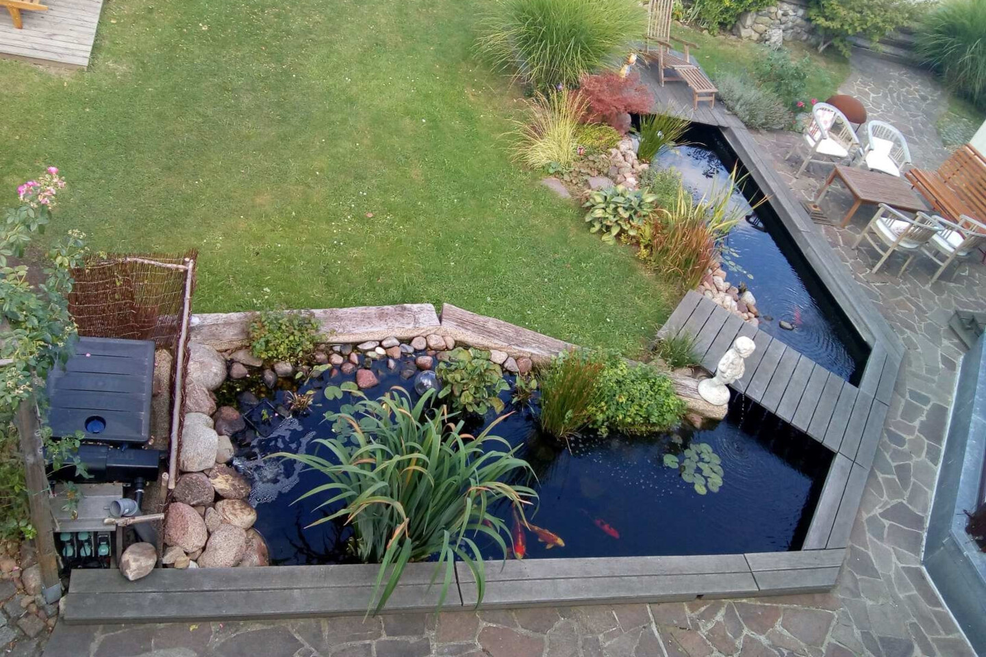 Teich mit großer Holzterrasse und schönen Kois!